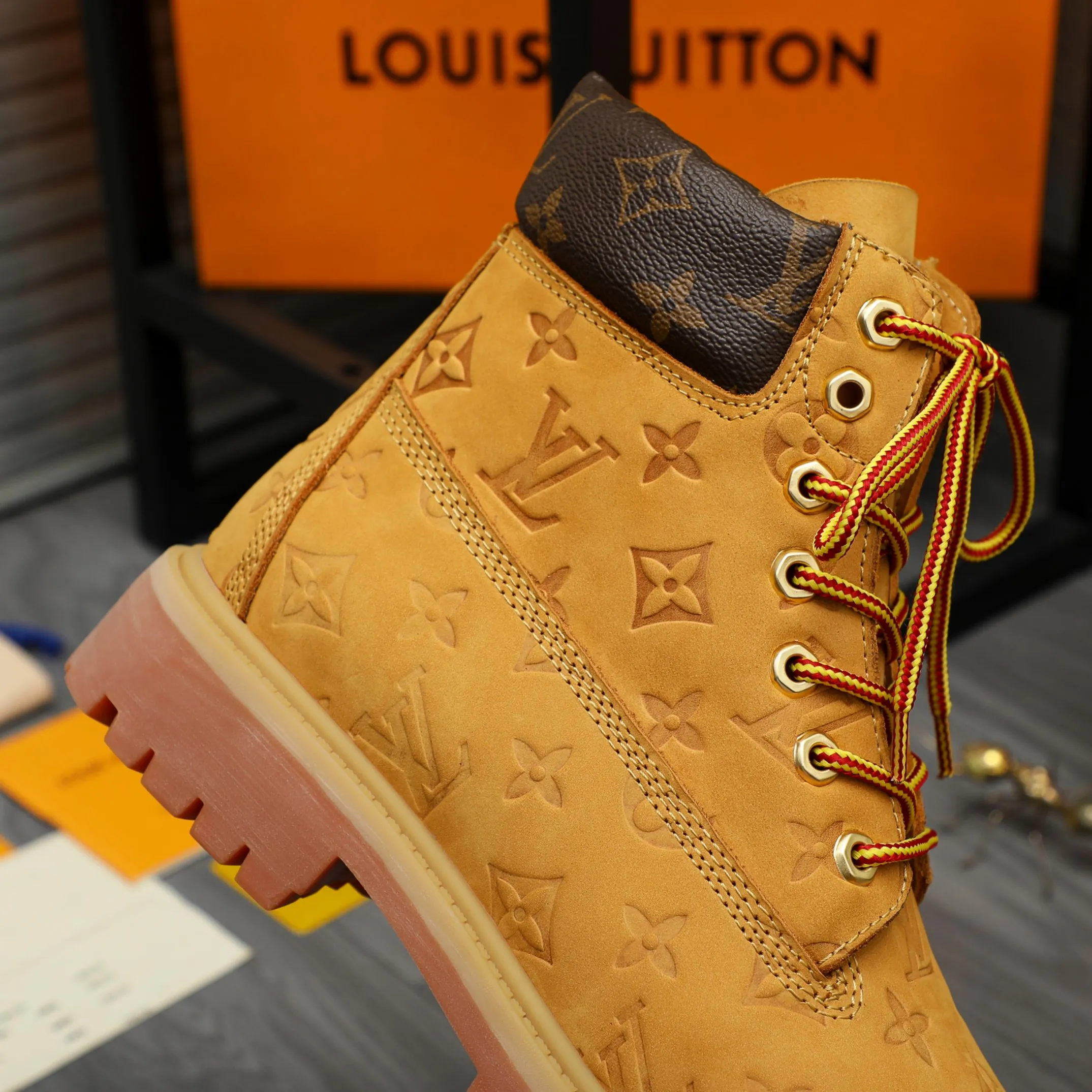 Men's shoes 💰p480 Product trademark: LV "Louis Vuitton" business lace-up high-top men's shoes Regular size: 38-44 Product materials: Selected matte cowhide embossed upper Leather lining Original rubber outsole